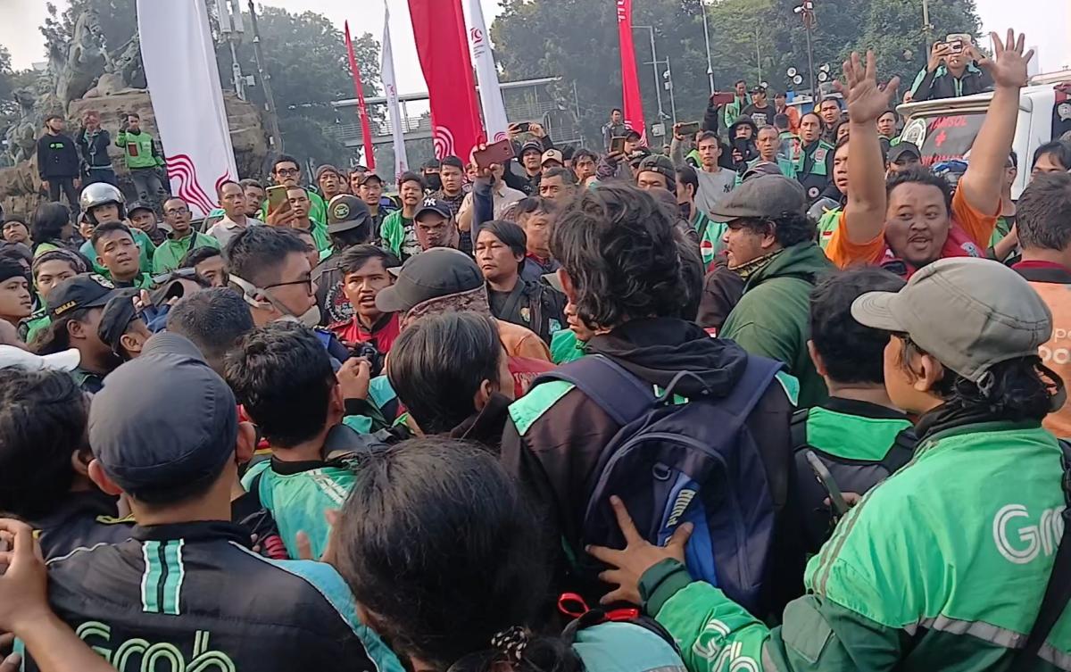Diduga Penyusup, Pria Berjaket Ojol Diamuk Pendemo di Patung Kuda