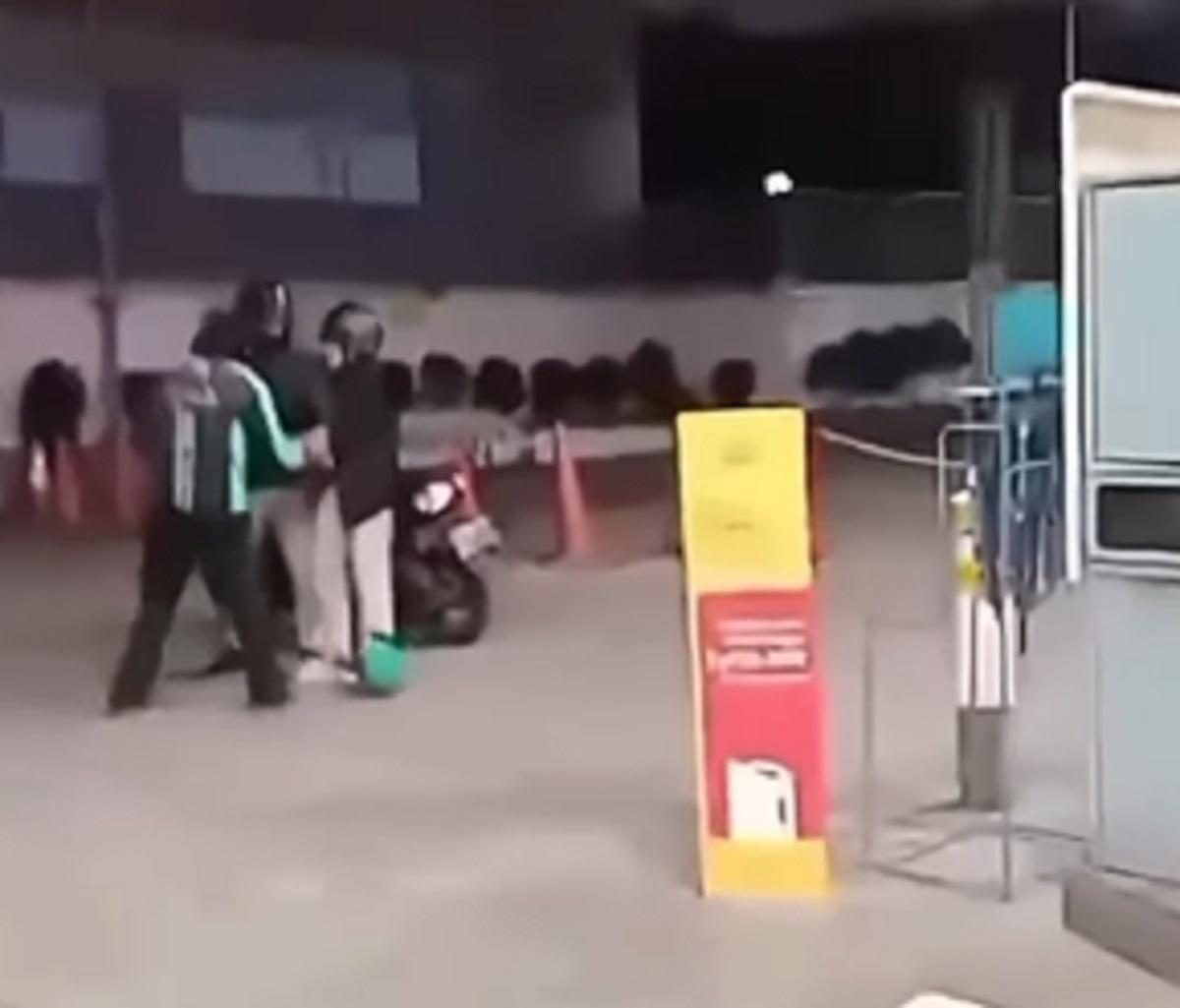 Viral! Istri Lagi Ngojek Pergoki Suaminya yang Selingkuh dengan Wanita Lain di SPBU