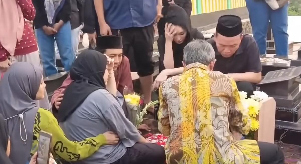 Tragis: Keponakan Ayu Ting Ting Meninggal Dunia, Syifa Nuraini Pingsan di Pemakaman