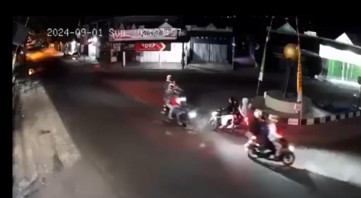 Viral Video Klithih di Sleman Yogyakarta, 1 Motor vs 3 Motor Korban Dibacok Punggungnya, Kendaraan Dirusak!