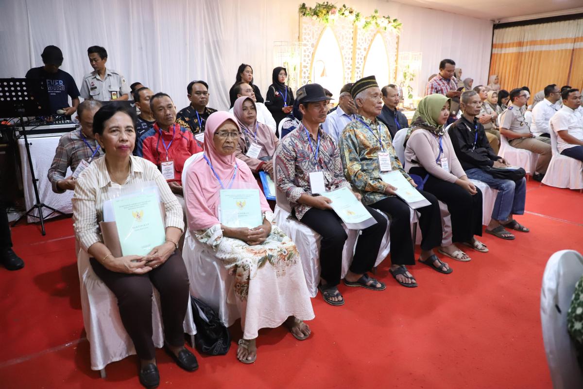 Selamatkan Setengah Triliun Aset Negara, Wamen ATR/Waka BPN Serahkan Sertipikat Tanah ke Pemkot Malang
