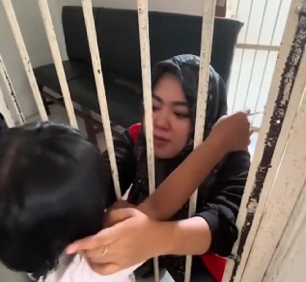 Sedih! Ibu Labuhanbatu Peluk Anak dari Jeruji Besi Usai Berjuang Tolak Keras Penutupan Pabrik Kelapa Sawit