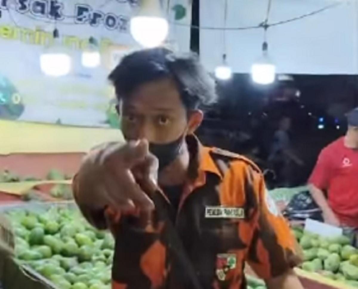 Viral! Pedagang Buah Dikeroyok Ormas di Jakbar Gegara Dikasih Uang 10 Ribu, Lapak Jualan Diobrak-abrik