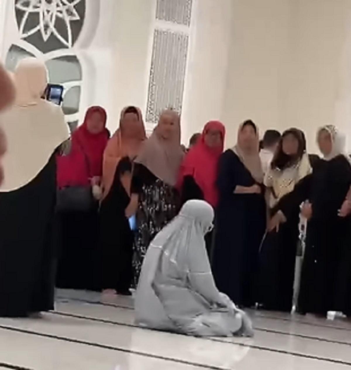Geger! Emak-Emak Santai Selfie di Dalam Masjid Saat Waktu Salat
