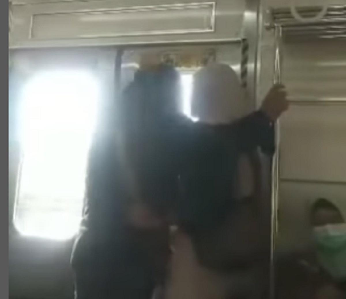 Viral! Sepasang Kekasih Ciuman di KRL Disaat Ramai Penumpang, Apakah Bisa Didenda?