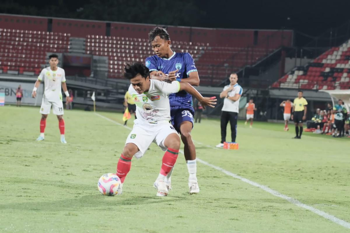 Kalah 1-0, Pelatih Persita kesal Persebaya Hanya Main Bertahan dan Ulur Waktu