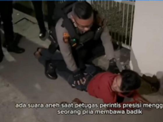 Kocak! Momen Seorang Pria Buang Angin Saat Digeledah Polisi, Disakunya Bawa Benda Mematikan