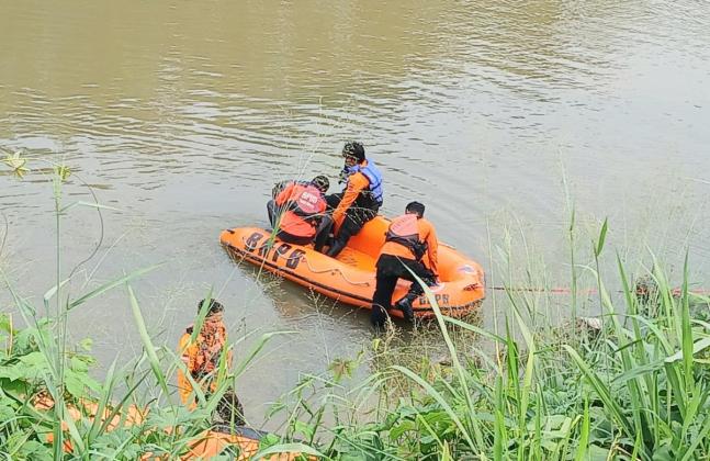 Basarnas Terjunkan Tim Penyelam Cari Korban Tenggelam Lainnya di Kali Bekasi