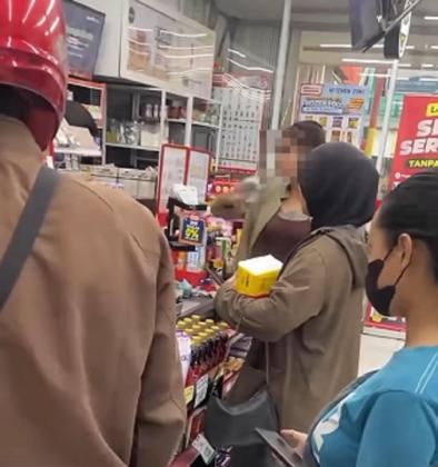  Viral! Wanita Ngamuk Lempar Uang dan Barang Usai Dituduh Maling Pembalut, Ngakunya...