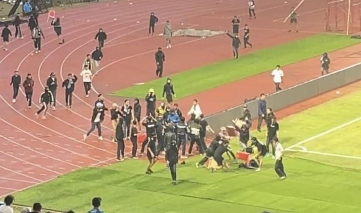 Begini Detik-detik Suporter Persib Bandung Turun ke Lapangan Serang Petugas
