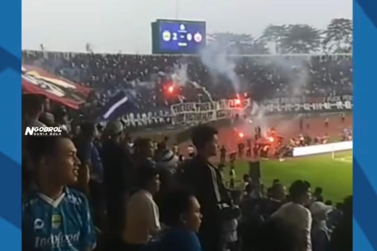 Sebelum Ricuh Serang Steward, Bobotoh Sempat Nyalakan dan Lempar Flare ke Lapangan 