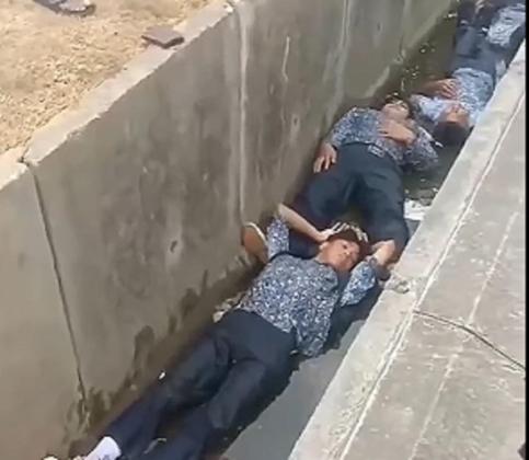 Gelar Balapan Liar di Bekasi, Sekelompok Pelajar Dihukum Tidur di Comberan oleh Petugas Keamanan