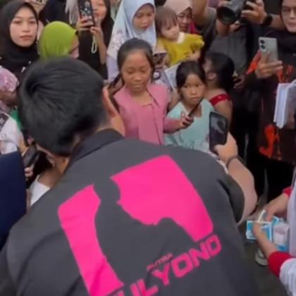 Kaesang Pangarep Pakai Rompi 'Putra Mulyono' saat Silaturahmi ke Rumah yang Hampir Roboh di Tangerang