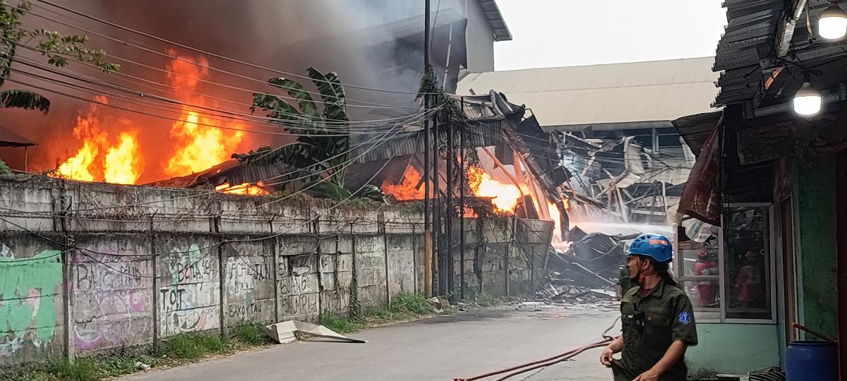 Gudang Penyimpanan Pabrik Lilin di Bekasi Kebakaran, Asapnya Sampai ke Stasiun Bekasi