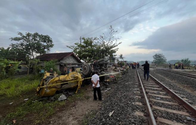 Truk Semen Tertemper Kereta Taksaka di Bantul Gegara Sopir Abaikan Sirine