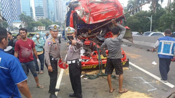 Kecelakaan Truk di Tol Dalam Kota Satu Orang Meninggal Dunia