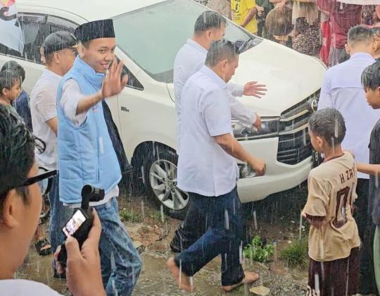 Kampanye Sekolah Gratis, Cagub Andra Soni Hujan-hujanan dan Nyeker Sapa Warga Lebak