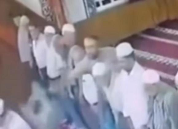  Viral! Pria di Turki Pukul Kepala Imam Pakai Kursi, Endingnya Dikeroyok oleh Jamaah