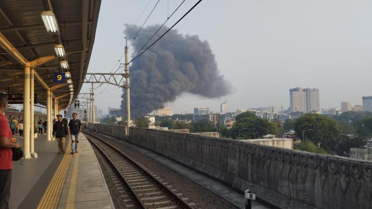 Penampakan Kebakaran Gedung Bakamla: Asap Membumbung Tinggi, Terlihat Mencekam dari Stasiun Manggarai