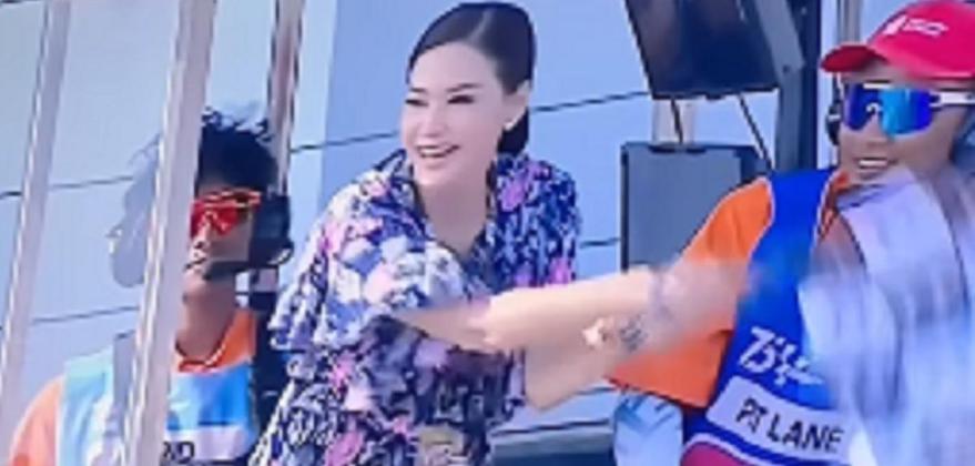 Maia Estianty Kibarkan Bendera Finish MotoGP Mandalika: Jalur Orang Dalam