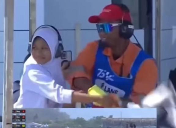 Sosok Azizah, Bocah SD yang Joget dan Kibarkan Bendera Finish MotoGP Mandalika 2024