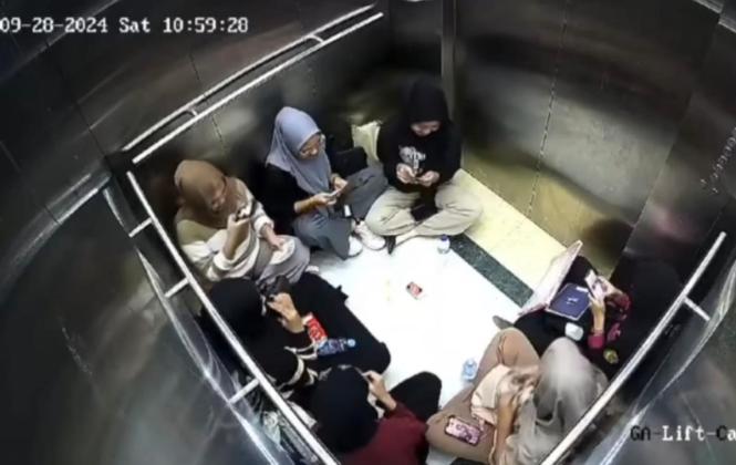 Tetap Santai dan Tidak Panik, Sekelompok Wanita Main Kartu Uno Saat Terjebak Dalam Lift