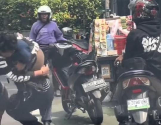 HEBOH! Sepasang Kekasih Ribut di Jalan, Seorang Cowo Banting helm Hingga Smackdown...