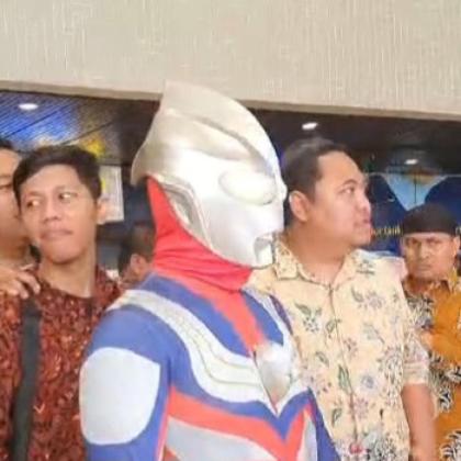 Kocak! Ada Ultramen Ikut Pelantikan DPR-DPD RI