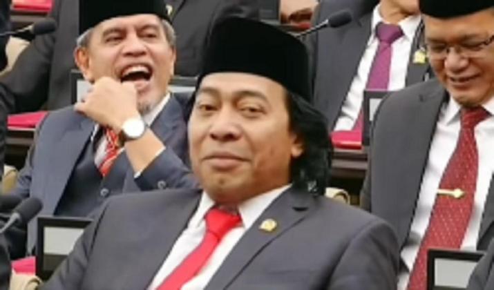 Momen Komeng Senyam Senyum saat Diteriaki 'Uhuy' di Dalam Gedung DPR RI