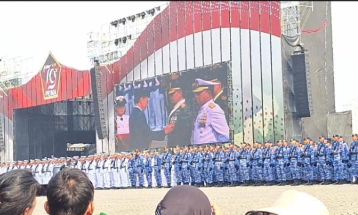 Presiden Jokowi Beri Kehormatan Bintang Yudha Darma Pratama dan Samkayanugraha di HUT ke-79 TNI