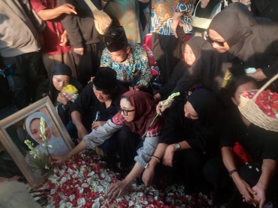 Chiki Fawzi Tenggelam dalam Penyesalan: Tak Penuhi Permintaan Terakhir Marissa Haque