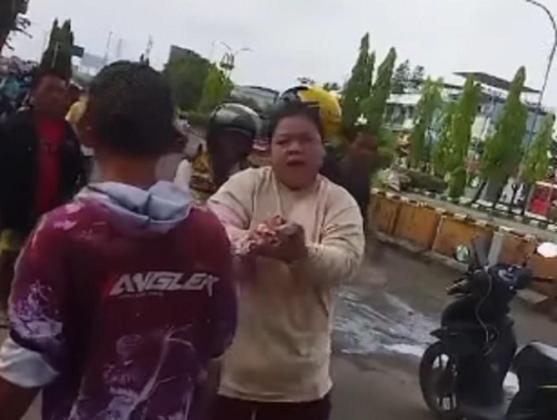 Viral! Aksi Heroik Ibu-ibu Amankan Uang Jutaan Rupiah di Jalan, Pemilik Sebut Hanya Berkurang Rp5 Ribu