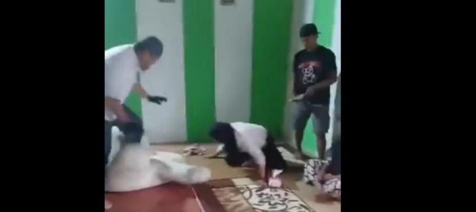 Viral! Seorang Wanita Histeris Usai Jin dalam Boneka Diinjak-injak Ustaz