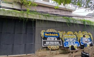 Rumah Duka Benny Laos Dipenuhi Karangan Bunga: Duka dari Elite hingga Rakyat