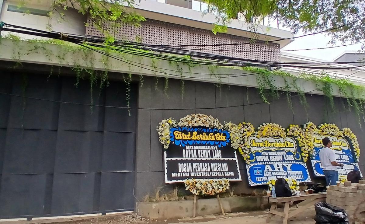 Rumah Duka Benny Laos Dipenuhi Karangan Bunga: Duka dari Elite hingga Rakyat