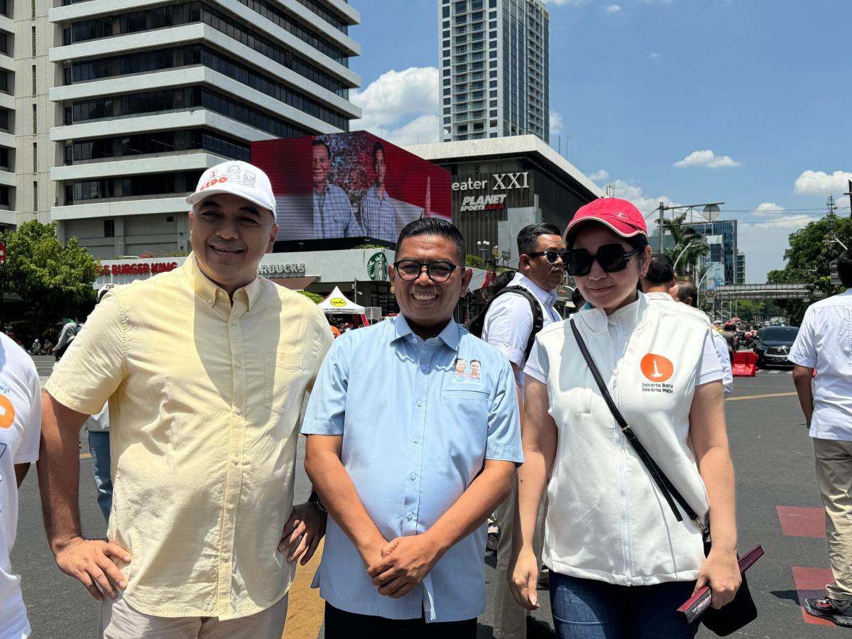 Cagub Andra Soni Berbaur Bersama Masyarakat Sambut Presiden Prabowo Subianto di Kawasan Sudirman-Thamrin