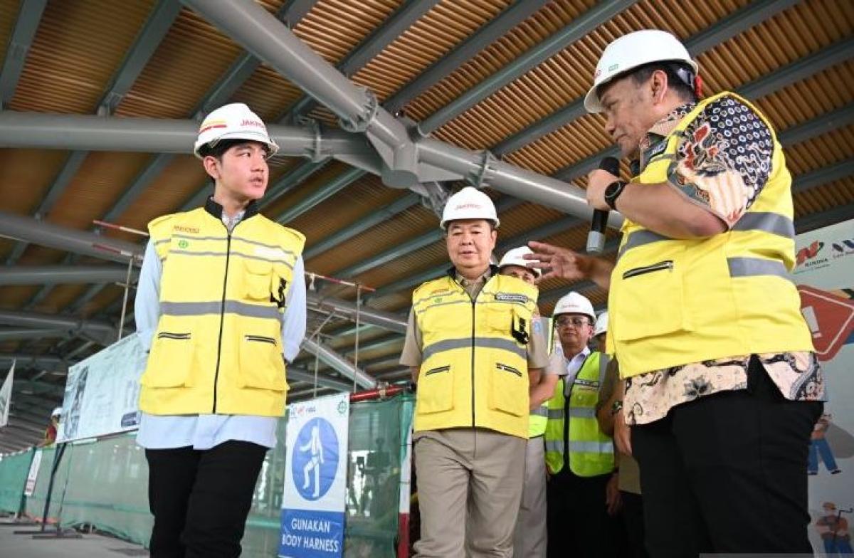 Hari Kedua Kerja, Gibran Tinjau Proyek LRT Fase 1B Valodrome-Manggarai