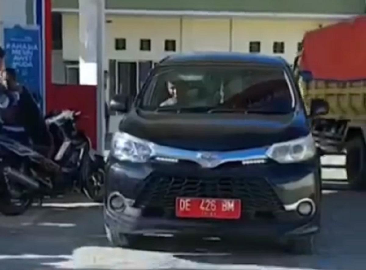 Viral Mobil Plat Merah Disiram Air oleh Warga Hingga Adu Jotos, Diduga Gegara Isi BBM Subsidi
