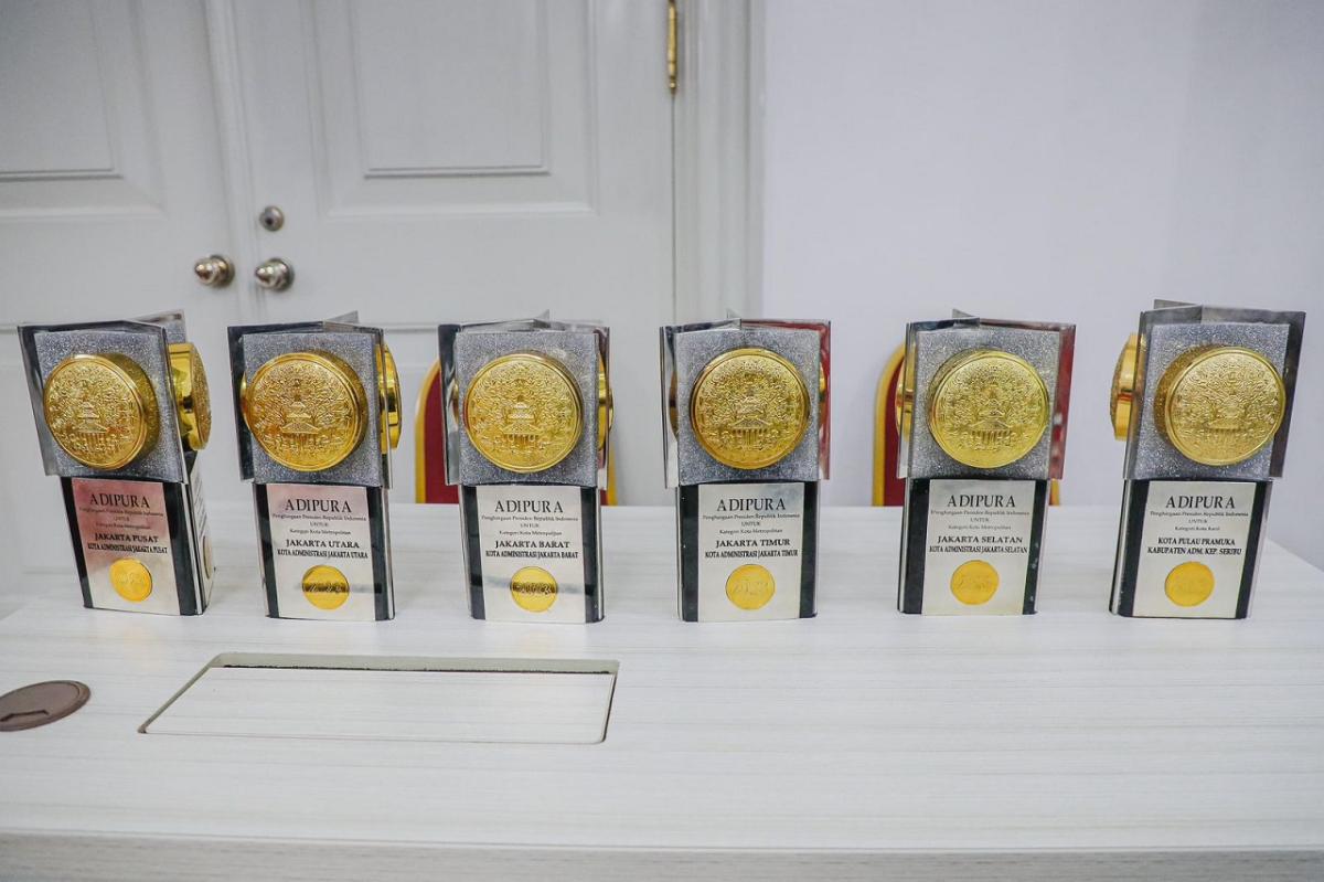Pj Gubernur DKI Heru Catat Sejarah, Raih Piala Adipura untuk 5 Kota dan 1 Kabupaten