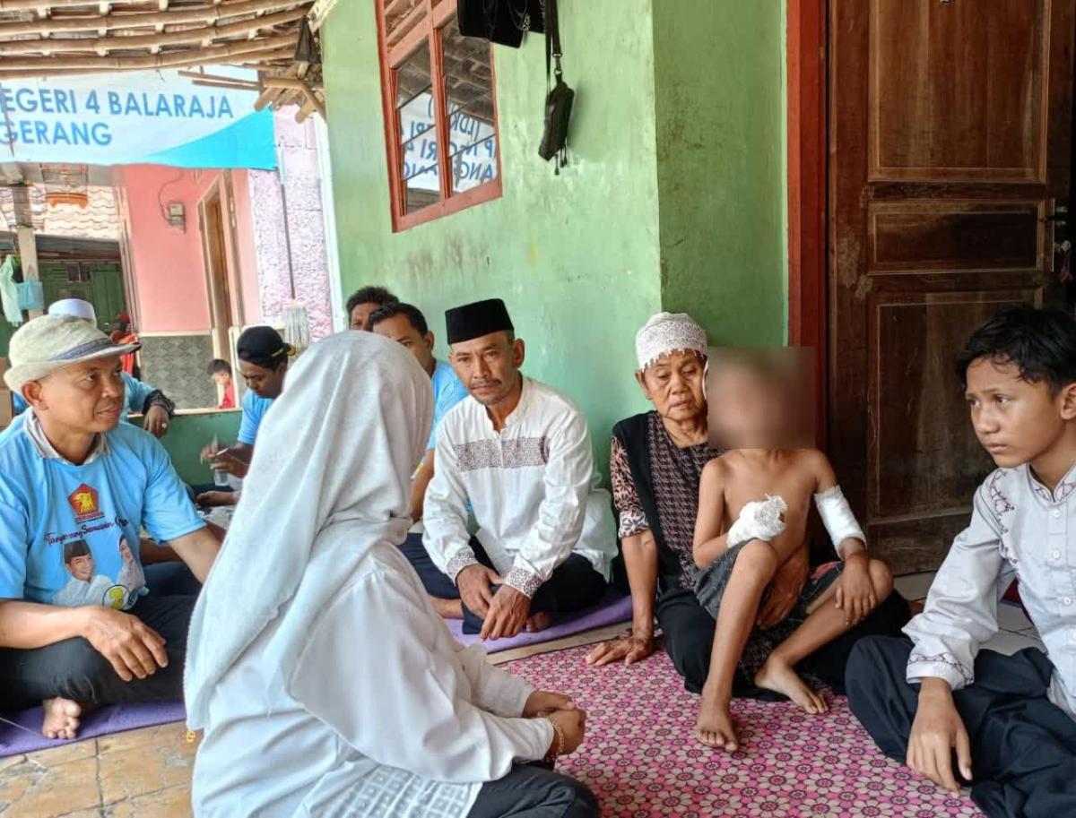 Jadi Yatim Piatu, Bocah Korban Truk Tanah Pelanggar Perbup 12 Dijenguk Tim Maesyal-Intan dan Andra-Dimyati