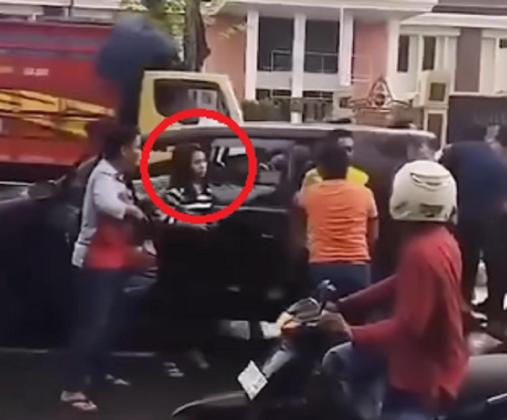  Momen Polisi Tangkap Pelaku Narkoba di Madura, Netizen Soroti Wanita di Mobil 