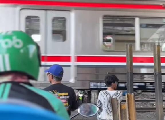 Perlintasan Sebidang Flyover Roxy Dibuka Warga, KAI: Tanggung Jawab Pemda