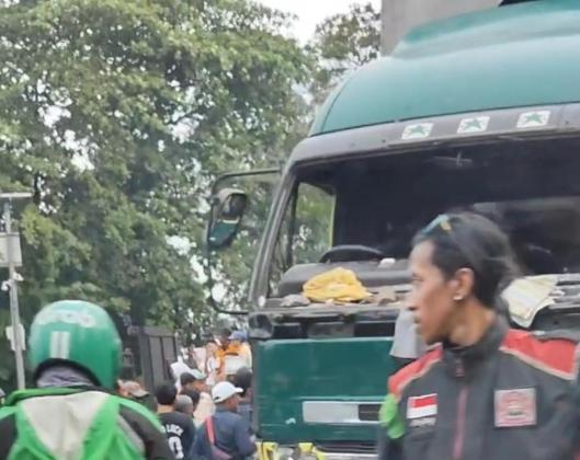 Sopir Kontainer Tabrak Pengendara di Kota Tangerang Jadi Bulan-bulanan Warga