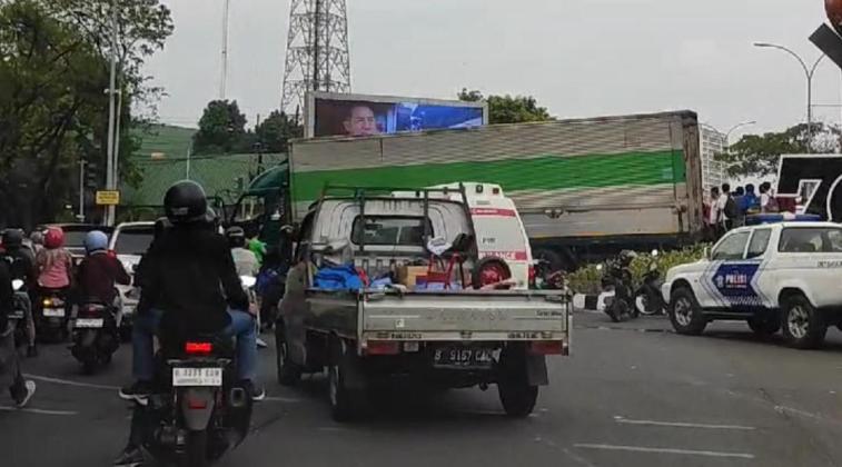 Kontainer di Kota Tangerang Tabrak Sejumlah Pengendara hingga Korban Berjatuhan di Jalan