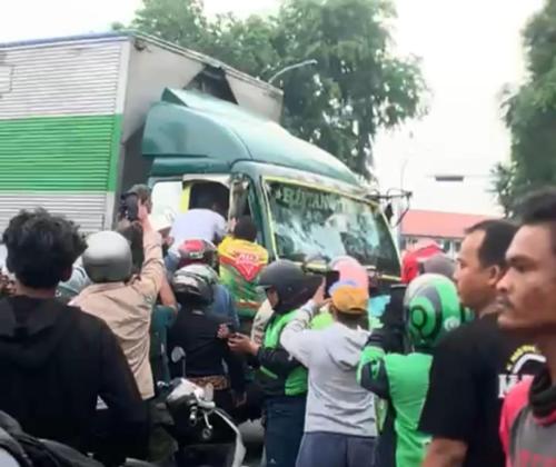 Kontainer Tabrak Pengendara di Kota Tangerang, Begini Kata Saksi Mata