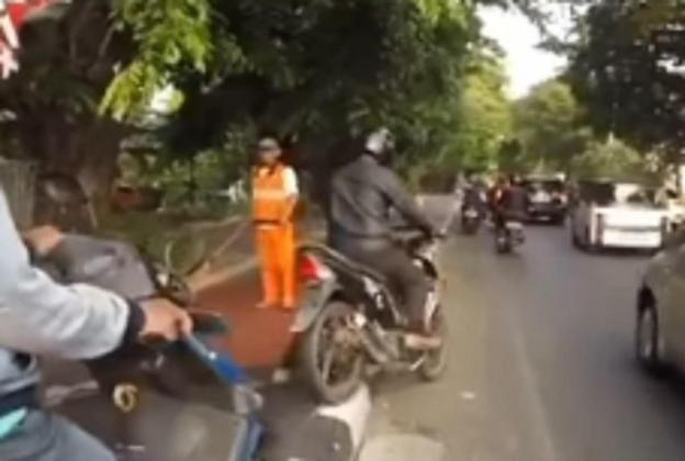 Viral! Aksi Pegawai PPSU DKI Jakarta Memarahi Pemotor yang Lewat Trotoar: Turun Gak!