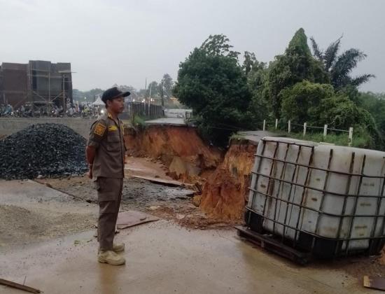 Jalan Desa di Pagedangan Tangerang Ambruk Akibat Longsor