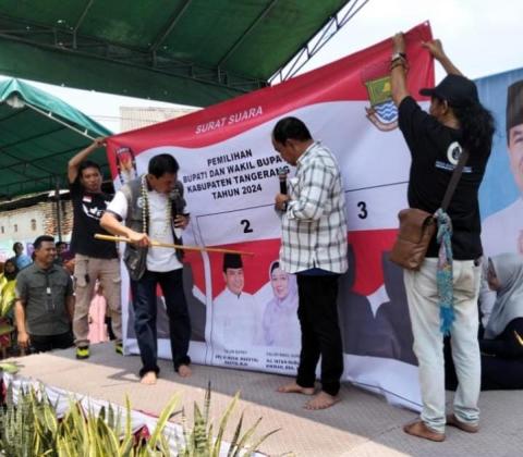 Bertemu Warga Taman Cikande, Cabup Maesyal Rasyid Simulasikan Pencoblosan Nomor Urut 2