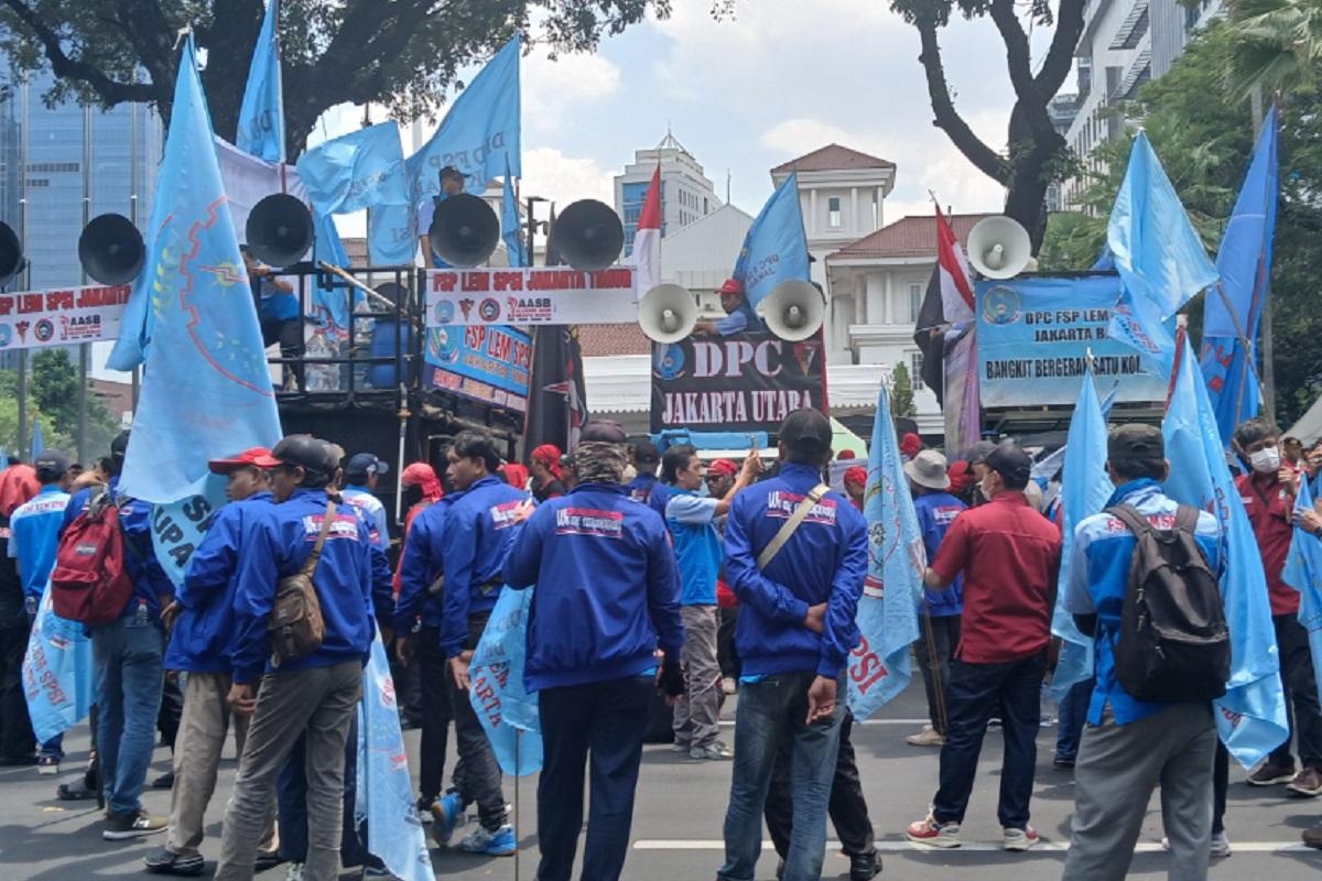 Geruduk Balai Kota Jakarta, Massa Buruh Tuntut UMP Naik 8%