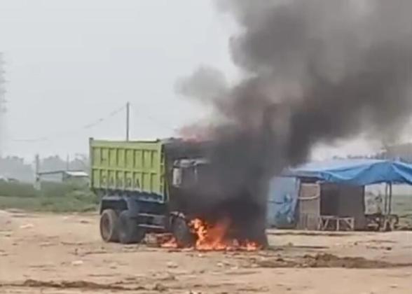 Tabrak Bocah 9 Tahun Truk Tanah di Kabupaten Tangerang Dibakar Massa!